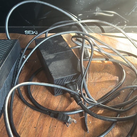 Comes with a Controller and All The cords and a HDMI Cord just in case - Picture 2 of 3